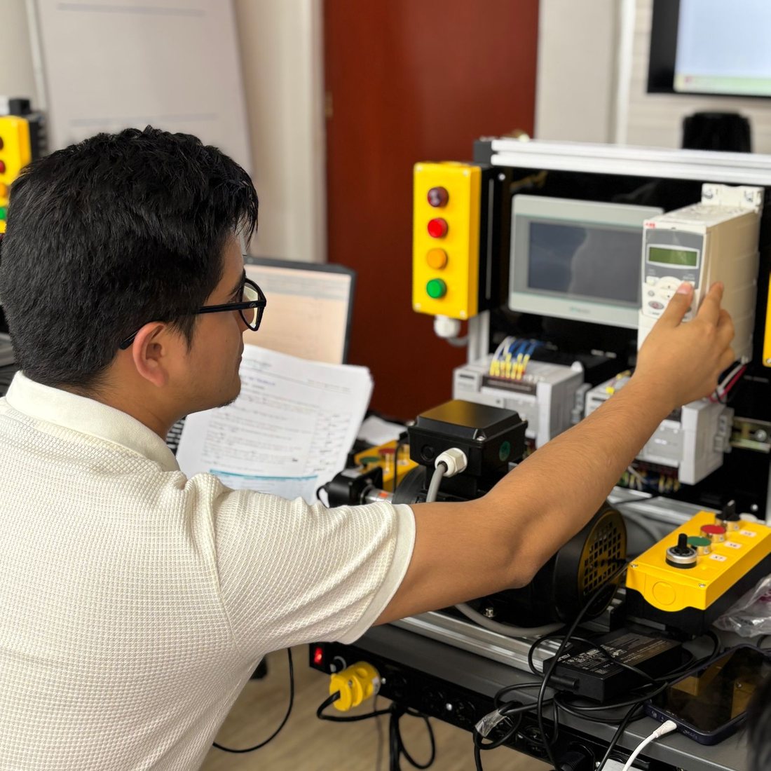 Programación de PLC y HMI WECON
