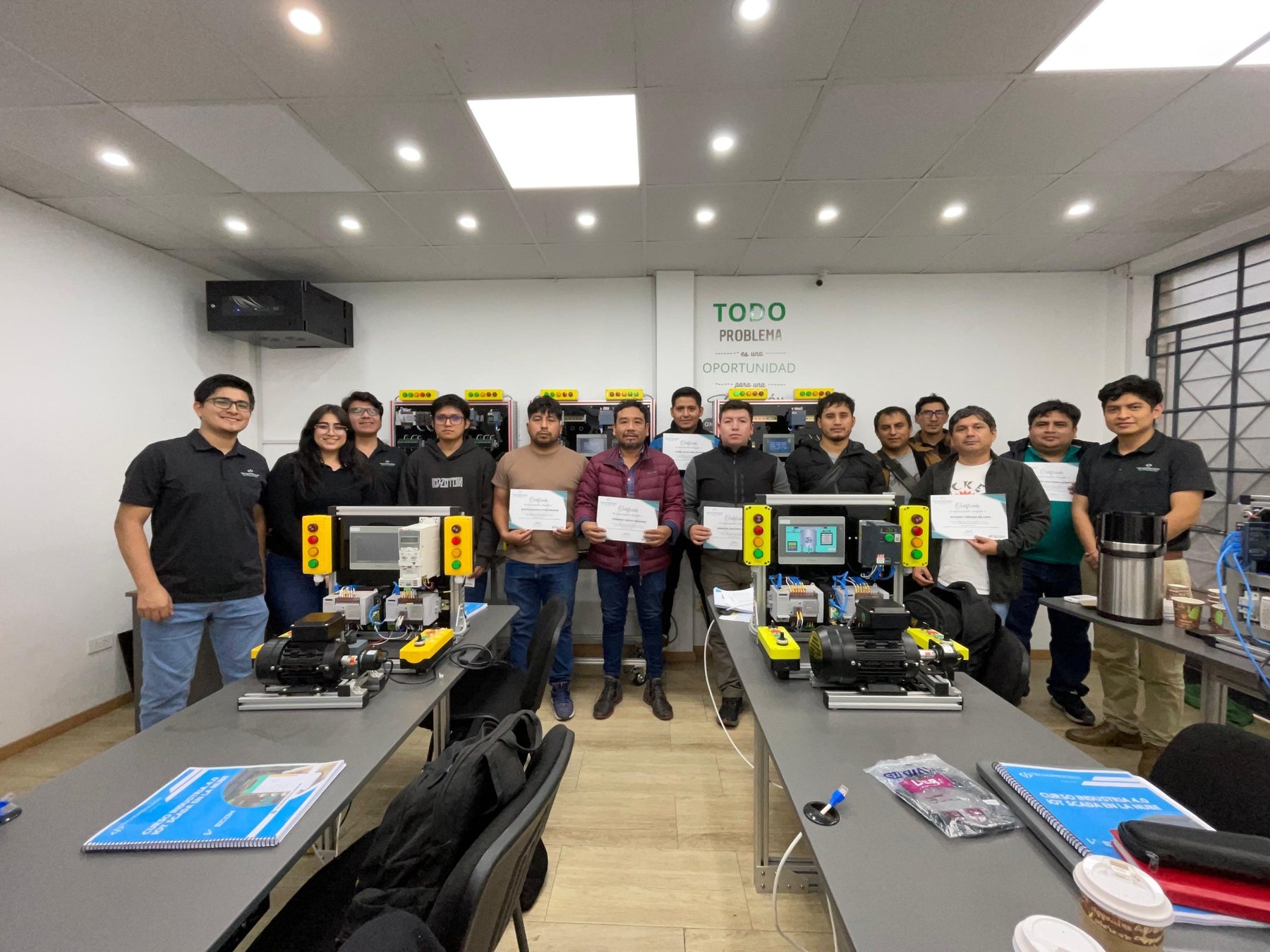 Grupo de participantes con sus certificados y equipos de práctica