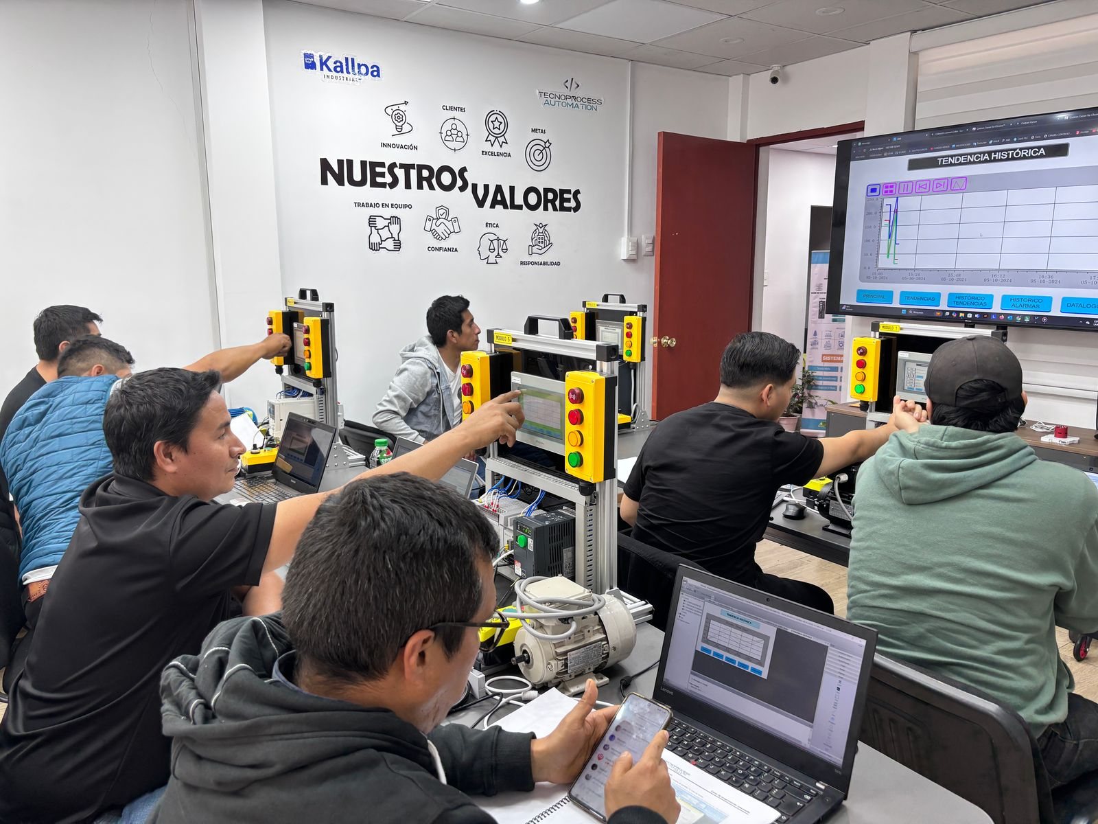 Participantes revisando pantallas y variables de monitoreo industrial