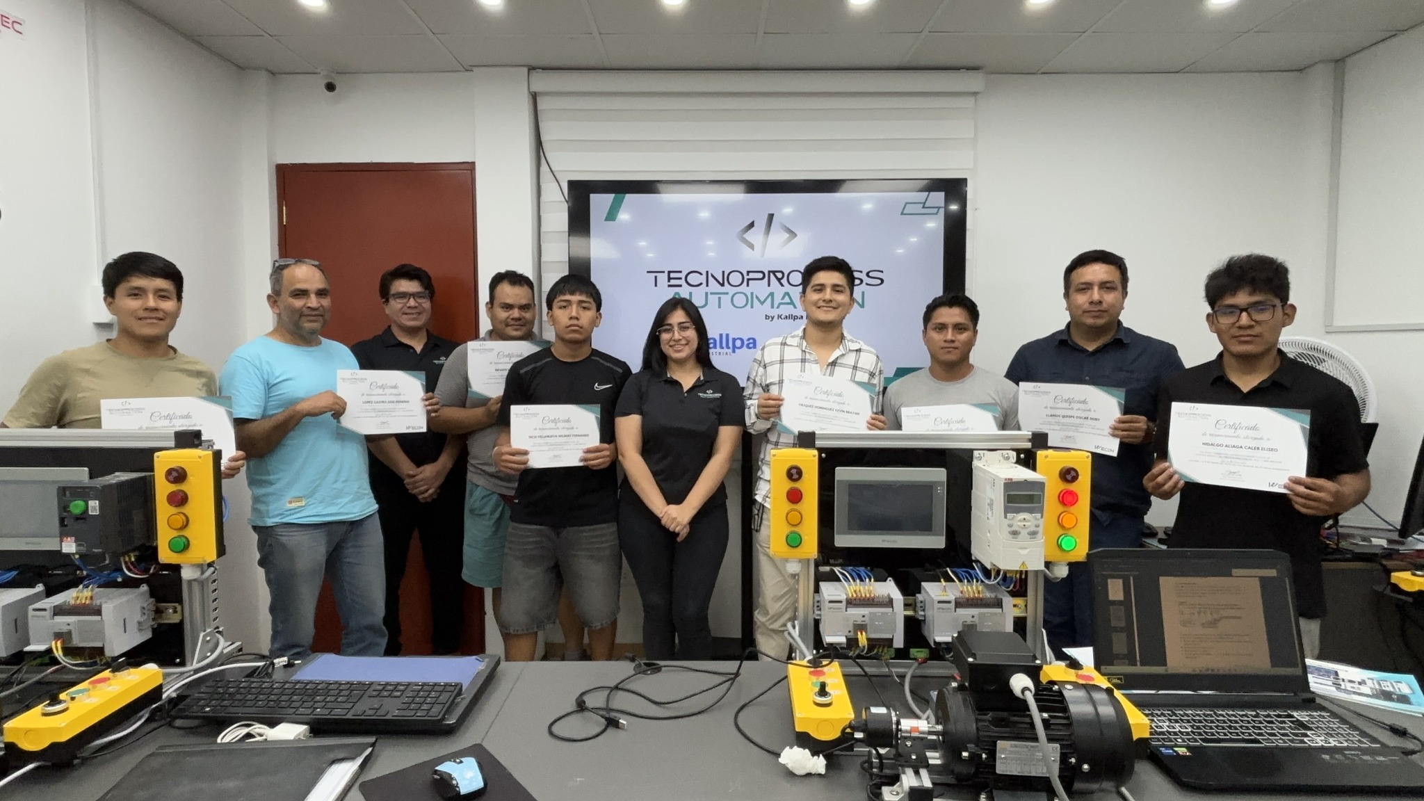 Participantes de Tecnoprocess con sus certificados y módulos de automatización industrial